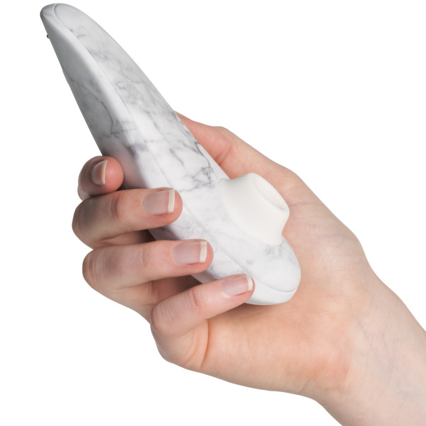 Womanizer Marilyn Monroe Special Edition Klitoris Stimulator Produktbillede med hånd 50