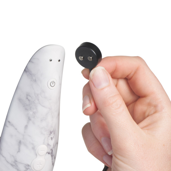 Womanizer Marilyn Monroe Special Edition Klitoris Stimulator Produktbillede med hånd 51