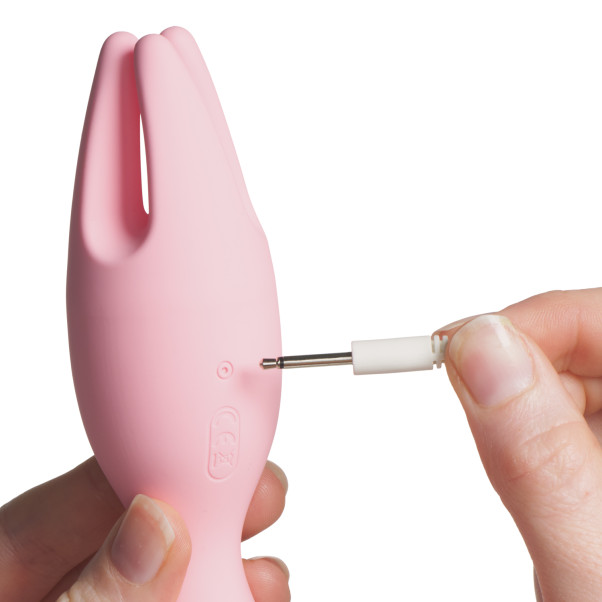 Svakom Nymph Soft Moving Finger Klitoris Vibrator Produktbillede med hånd 52