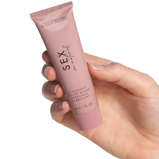 Sex Au Naturel Kokosnød Vandbaseret Glidecreme 30 ml Produktbillede med hånd 50