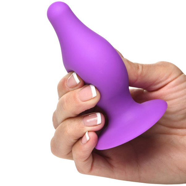 Squeeze-It Squeezable Butt Plug Medium Produktbillede med hånd 5