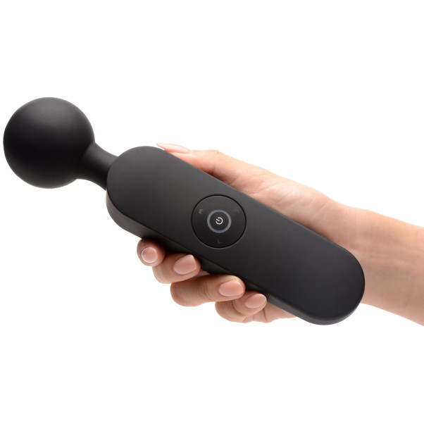 Master Series Thunder Varmende Wand Vibrator Produktbillede med hånd 6
