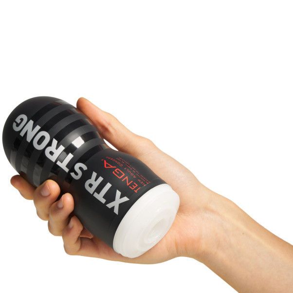 TENGA Original Vacuum Cup Extra Strong Produktbillede med hånd 50