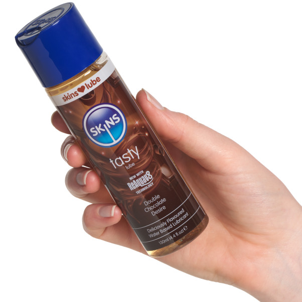 Skins Double Chocolate Desire Vandbaseret Glidecreme 130 ml Produktbillede med hånd 50