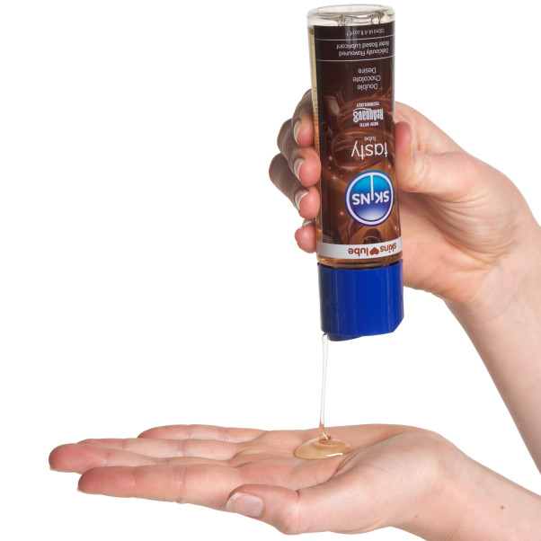 Skins Double Chocolate Desire Vandbaseret Glidecreme 130 ml Produktbillede med hånd 51