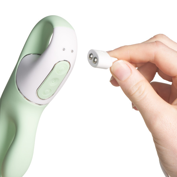 Satisfyer Air Pump Bunny 5 App-styret Oppustelig Rabbit Vibrator Produktbillede med hånd 51