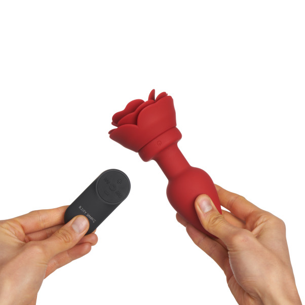 Booty Sparks Rose Vibrerende Butt Plug Large Produktbillede med hånd 51