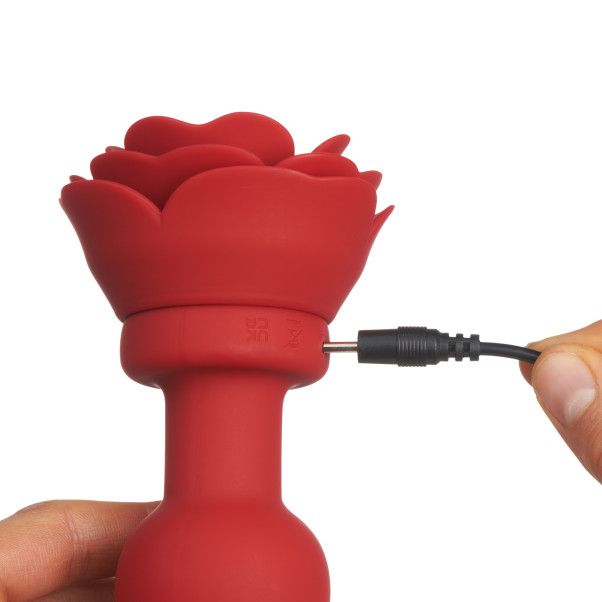 Booty Sparks Rose Vibrerende Butt Plug Large Produktbillede med hånd 52