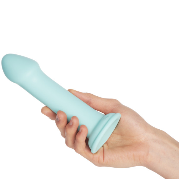 Dillio Platinum Big Hero Turkis Dildo med Sugekop 17,2 cm Produktbillede med hånd 50