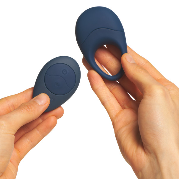 ohhcean OBP-06 Penisring med Fjernbetjening Produktbillede med hånd 51