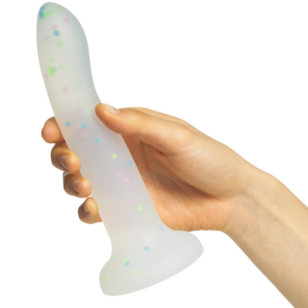 Sinful Confetti Dildo Large 20 cm Produktbillede med hånd 50
