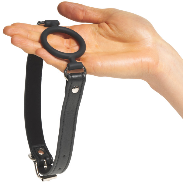obaie Silikone O-ring Gag i Kunstlæder Produktbillede med hånd 50