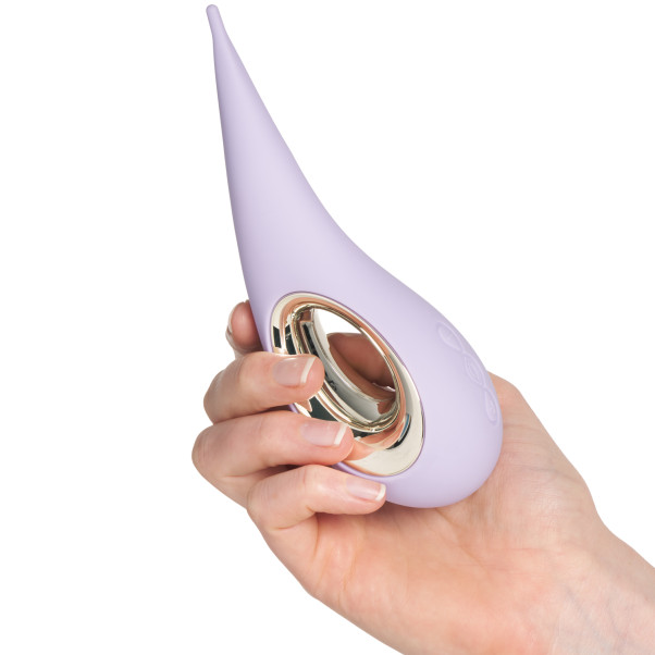 LELO Dot Pinpoint Klitoris Vibrator Produktbillede med hånd 51