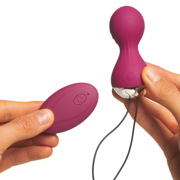 Sinful Ultimate Kegel Træningssæt Pink Produktbillede med hånd 50