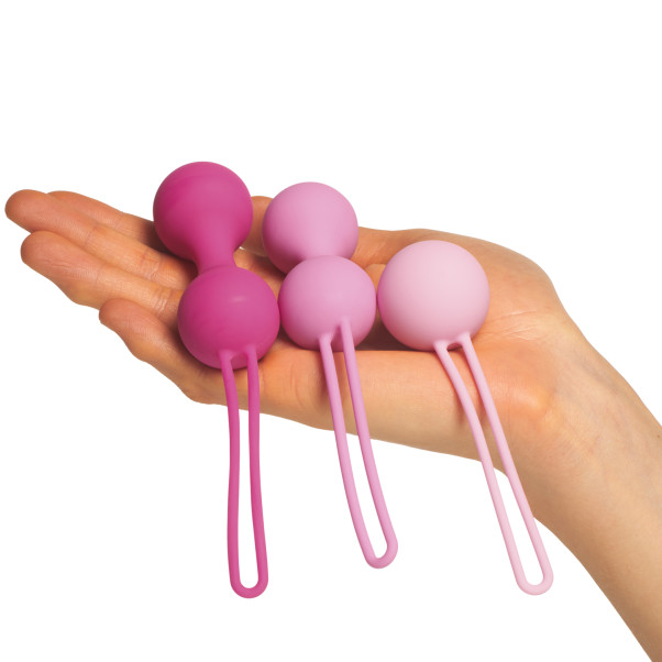 Sinful Ultimate Kegel Træningssæt Pink Produktbillede med hånd 51