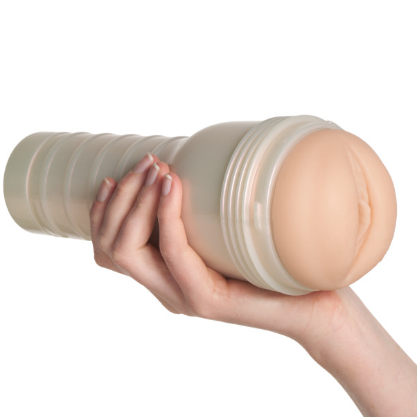 Fleshlight Girls Kenzie Reeves Cream Puff Produktbillede med hånd 50