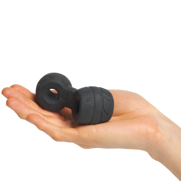 Perfect Fit Penis- og Testikelring + Stretcher Produktbillede med hånd 50