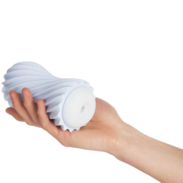 TENGA Flex Bubbly Blå Masturbator Produktbillede med hånd 50