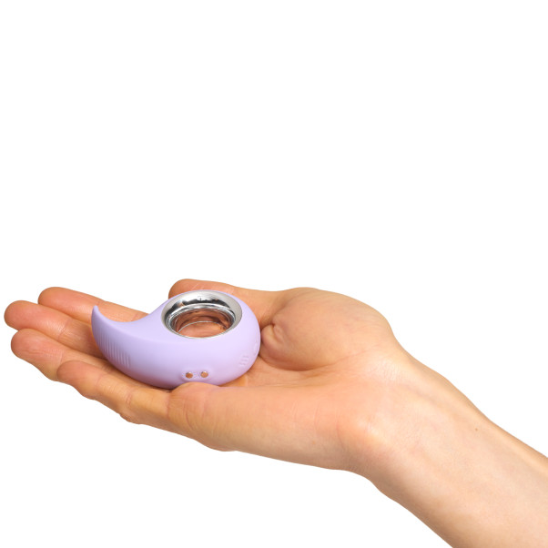 Sinful Sweet Sensation Lavender Vibrator Produktbillede med hånd 50