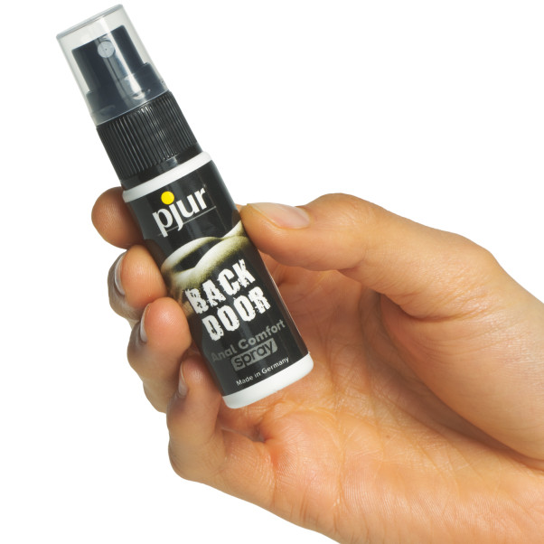 Pjur Back Door Anal Comfort Afslapningsspray 20 ml Produktbillede med hånd 50