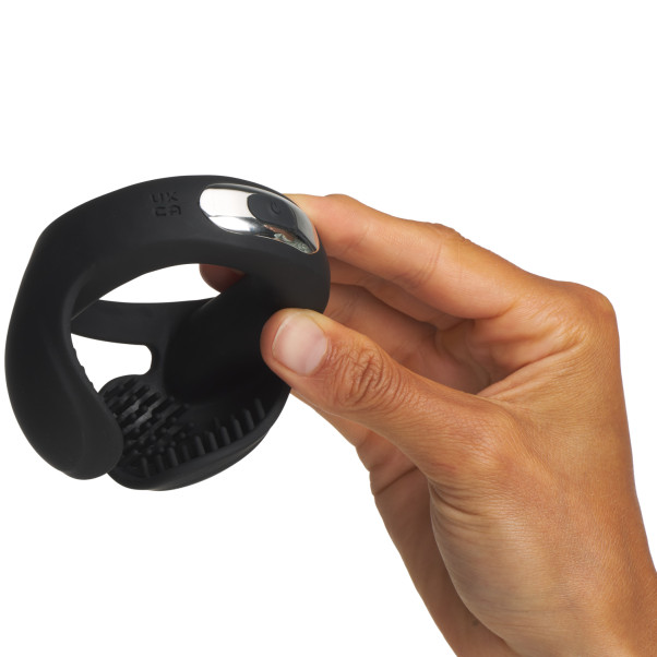 MR.MEMBR Dual Motor Vibrerende Testikelring Produktbillede med hånd 50