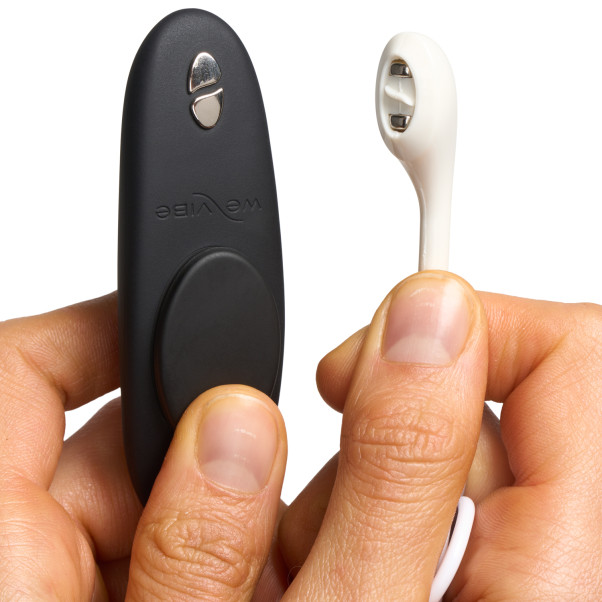 We-Vibe Moxie+ Fjernbetjent Trusse Vibrator Produktbillede med hånd 52