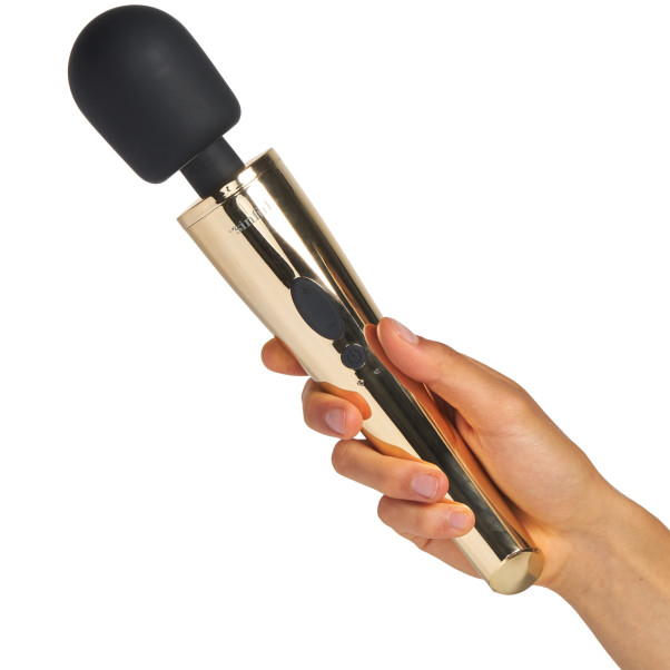 Sinful Luxy Gold Ekstra Kraftfuld Magic Wand Produktbillede med hånd 50