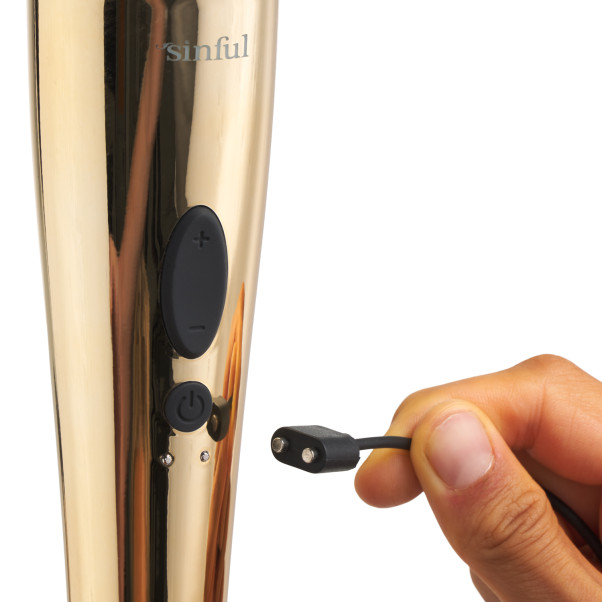 Sinful Luxy Gold Ekstra Kraftfuld Magic Wand Produktbillede med hånd 51
