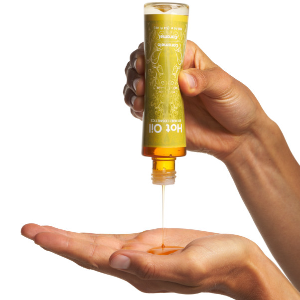 NUEI Varmende Massageolie med Duft Produktbillede med hånd 51