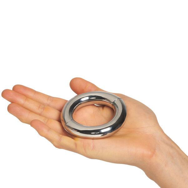 Master Series Mega Magnetize Magnetisk Penisring i Rustfrit Stål Produktbillede med hånd 50