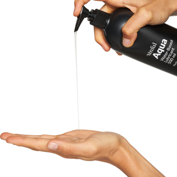 Sinful Aqua Vandbaseret Glidecreme 500 ml Produktbillede med hånd 51