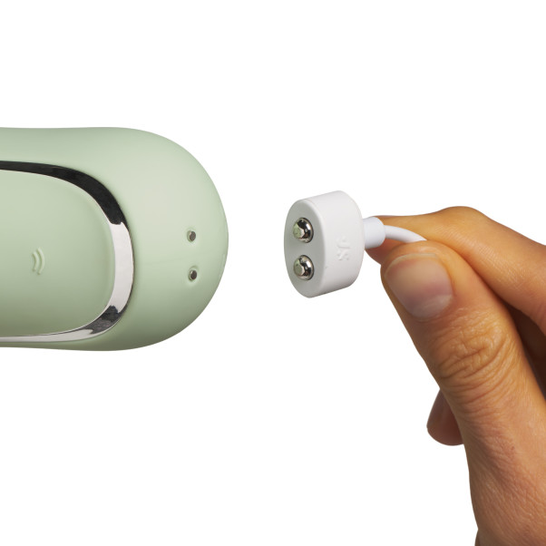 Satisfyer Pro to Go 2 Klitoris Stimulator Produktbillede med hånd 51