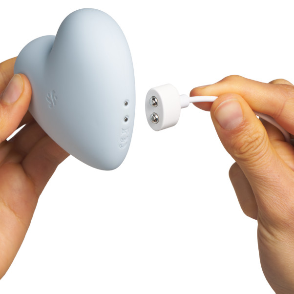 Satisfyer Cutie Heart Klitoris Stimulator Blå Produktbillede med hånd 51