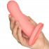 Sportsheets NYX Silikone Dildo 14,5 cm Produktbillede med hånd 50