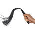 Sex & Mischief Noir Whip Flogger i Kunstlæder 45,5 cm Produktbillede med hånd 50