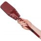 Sportsheets Saffron Spanking Paddle med Nitter Produktbillede med hånd 50