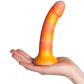 baseks Orange Sunset Silikone Dildo 18 cm Produktbillede med hånd 50