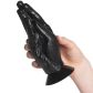 Mister B All Black Otto Fisting Dildo med Sugekop 20 cm Produktbillede med hånd 50