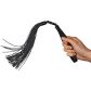 Sex & Mischief Noir Whip Flogger i Kunstlæder 45,5 cm Produktbillede med hånd 50