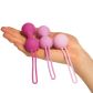 Sinful Ultimate Kegel Træningssæt Pink Produktbillede med hånd 51